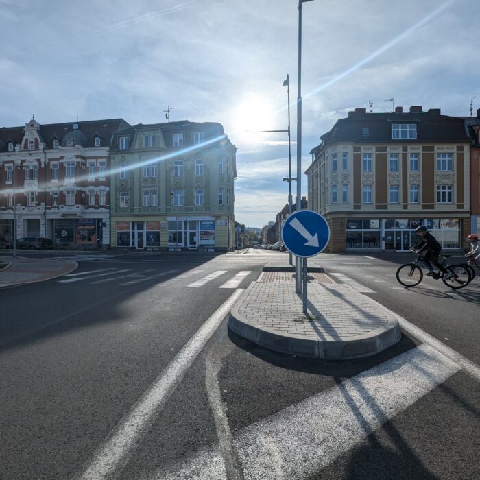 Na této křižovatce se dej doleva. Těšíme se! Pohled z ulice Tř. 9. května na cestě do církve Svobodní křesťané Čr. v Rumburku