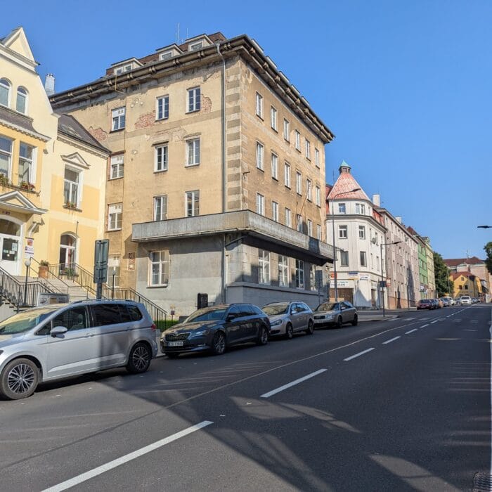 Pohled z hlavní ulice, kudy se k nám přijíždí. Na konci této ulice je církev Svobodní křesťané Čr. v Rumburku. Za chvilku už tu budeš!